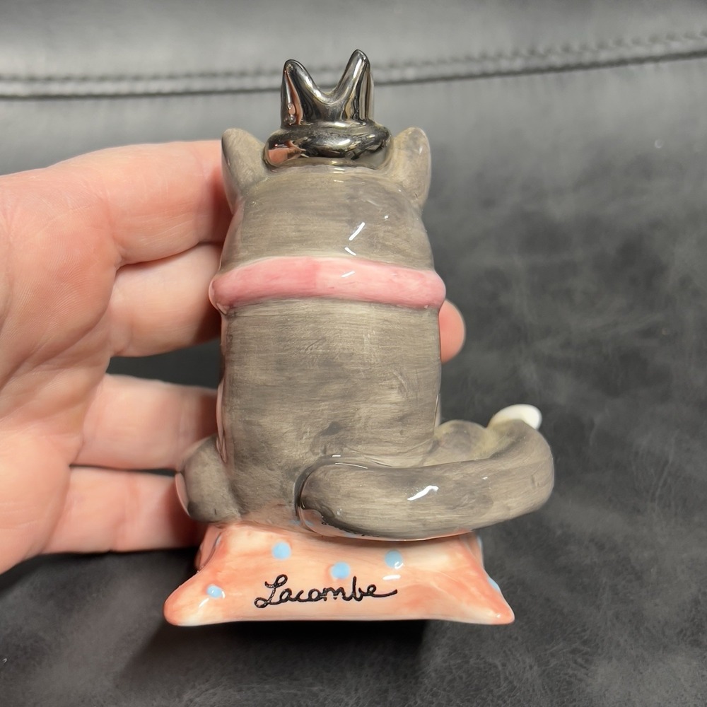 Whimsiclay Amy Lacombe 2002 #24231 King Cat on pink Pillow with Silver Crown - Picture 5 of 9